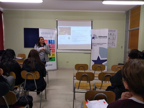 Los estudiantes participaron activamente en la charla con sus preguntas a las profesionales de la Defensor&iacute;a.