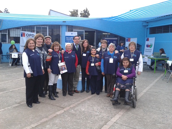 El defensor local jefe de Rengo, Ronald Guajardo, junto al grupo de vecinas que coordinaban la actividad.