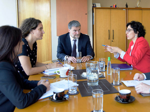 Sonia Gonz&aacute;lez (derecha) destac&oacute; ante Andr&eacute;s Mahnke y parte de su equipo el trabajo que desarrolla la Defensor&iacute;a Penal P&uacute;blica.