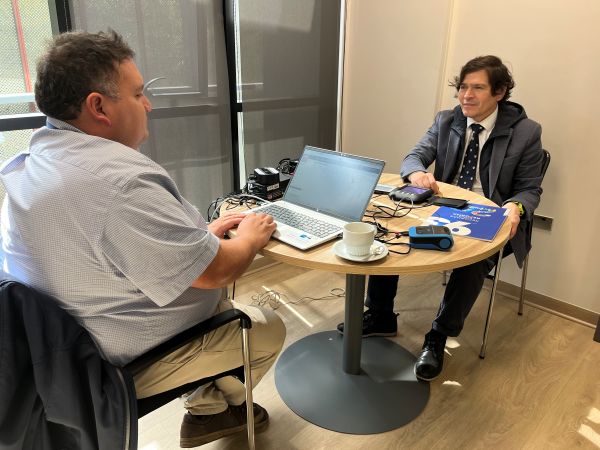 El Defensor Regional (s), Patricio Salinas, fue uno de los usuarios que aprovech&oacute; este operativo.