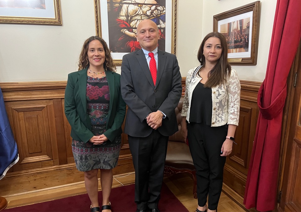  La Defensora Metropolitana Norte, Daniela B&aacute;ez, y la jefa (S) de Estudios, Andrea Quinteros, junto al nuevo presidente de la Corte de Santiago.