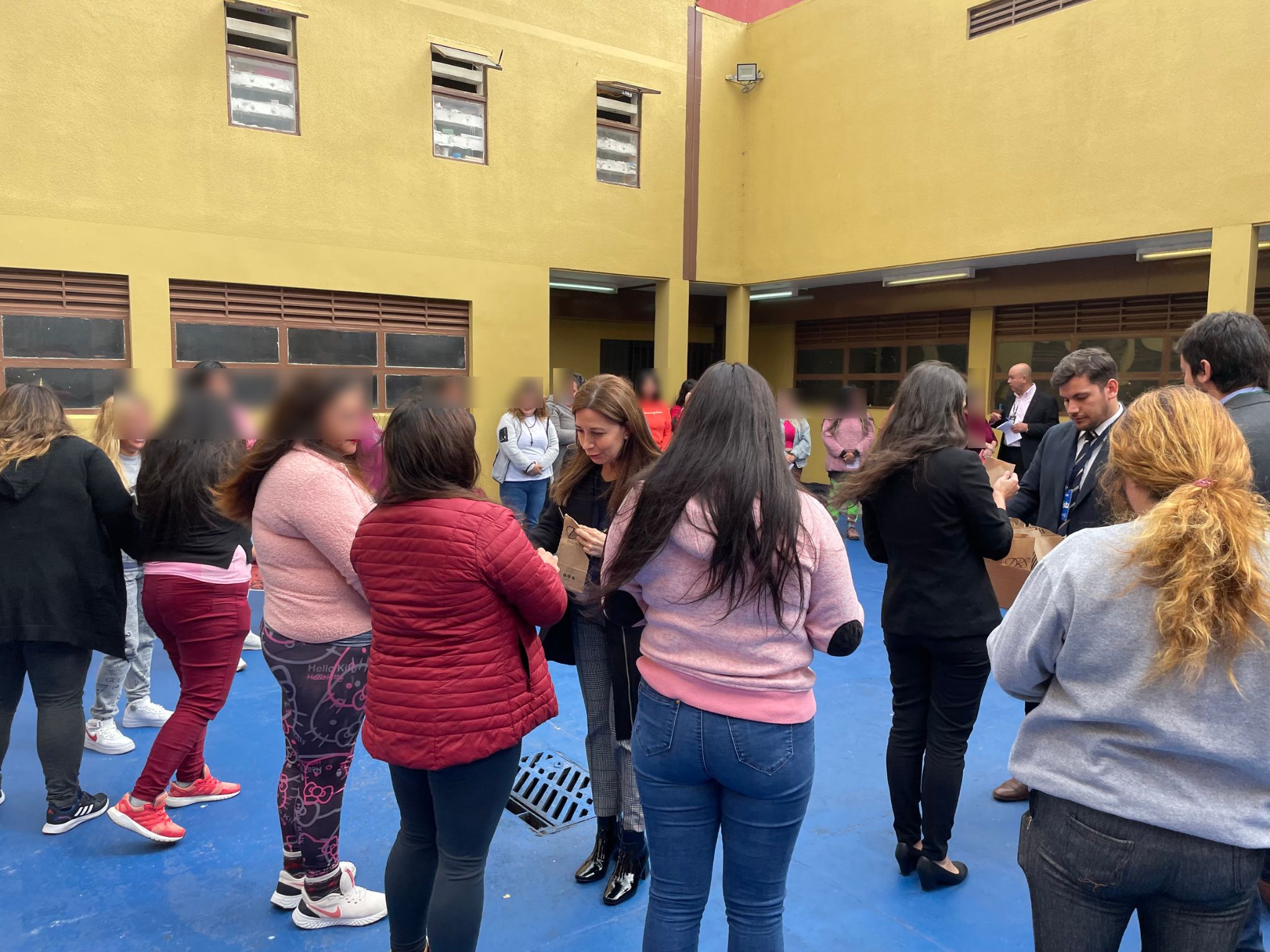 Junto a las atenciones individuales, las internas en prisi&oacute;n preventiva recibieron un peque&ntilde;o presente.