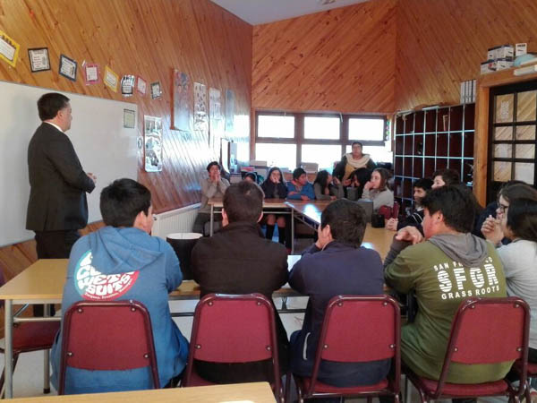 Luis Mora, defensor local de Castro, durante la charla en el liceo de Ril&aacute;n.