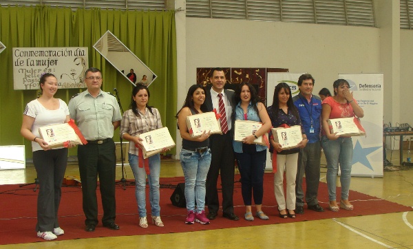 Las internas premiadas reciben la felicitaci&oacute;n del Defesor Regional 
