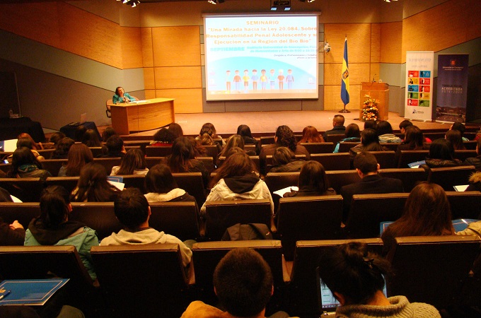 A plena capacidad estuvo el auditorio de la Faculta de Lenguas de la UdeC, donde se realiz&oacute; el seminario.