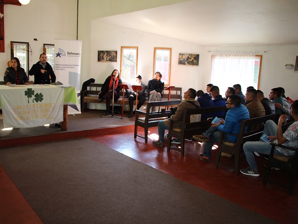 Profesionales de la Defensor&iacute;a durante el encuentro con internos de la c&aacute;rcel de Arauco.