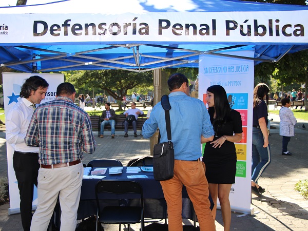 Masiva asistencia de p&uacute;blico tuvo el m&oacute;dulo de la Defensor&iacute;a instalado en la Plaza de la Independencia de Concepcion. 