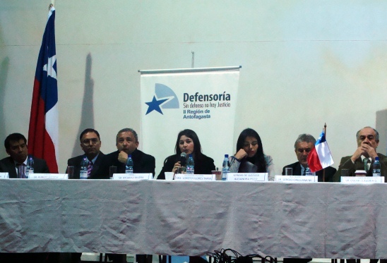 La Defensora Regional junto a las autoridades que desarrollaron Dialogo Ciiudadano en Taltal