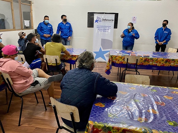 La charla convoc&oacute; a siete ciudadanos extranjeros que estaban en la hospeder&iacute;a.
