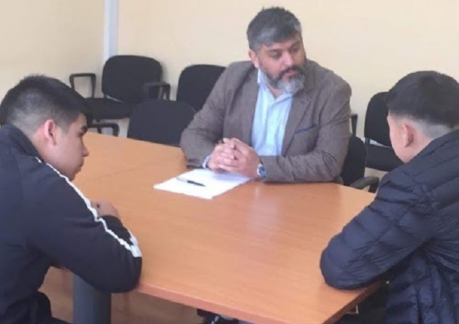 El defensor penal juvenil Irving Rodriguez en el Centro de Internaci&oacute;n Provisoria (CIP) de Chol Chol.