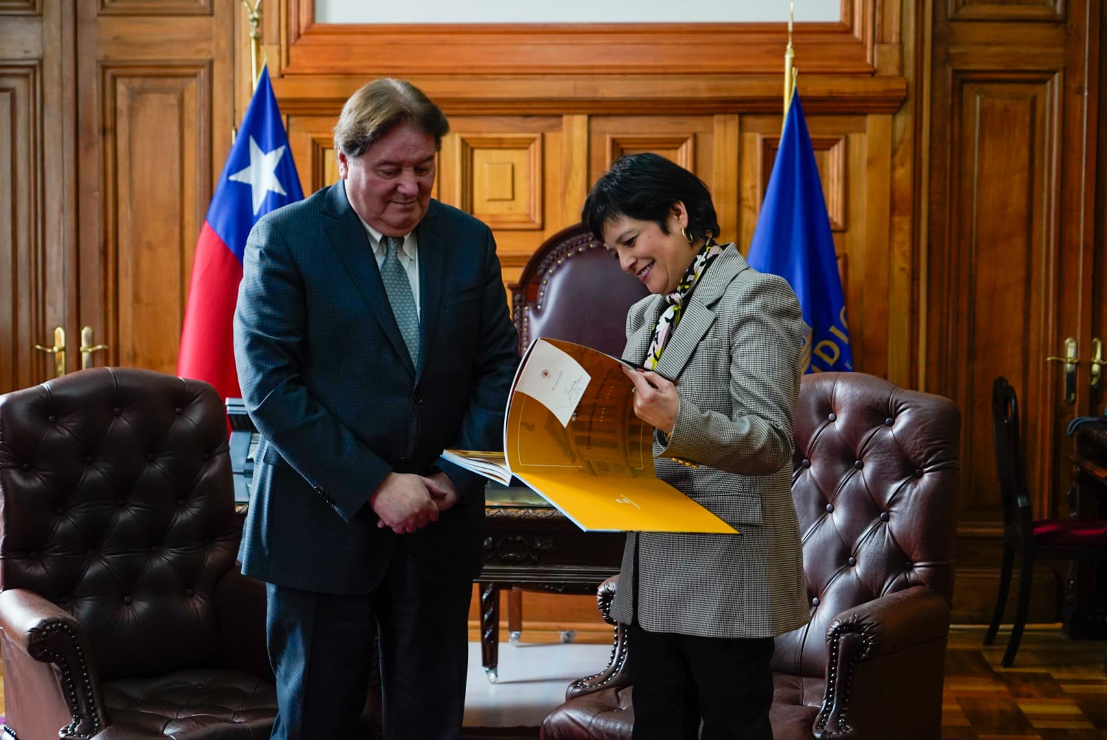 La Defensora Nacional, Ver&oacute;nica Encina Vera, al momento de saludar al presidente de la Corte Suprema, Ricardo Blanco Herrera.