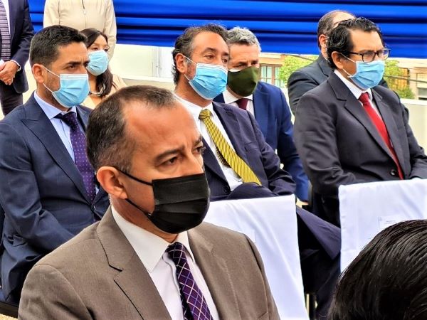 El Defensor Regional (S), Sergio Zenteno (en primer plano), durante la ceremonia.