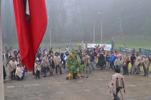 A la entrada del Tribunal comuneros mapuche realizan ceremonia en apoyo a 12 imputados en Juicio causa "Tur Bus" del a&ntilde;o 2009