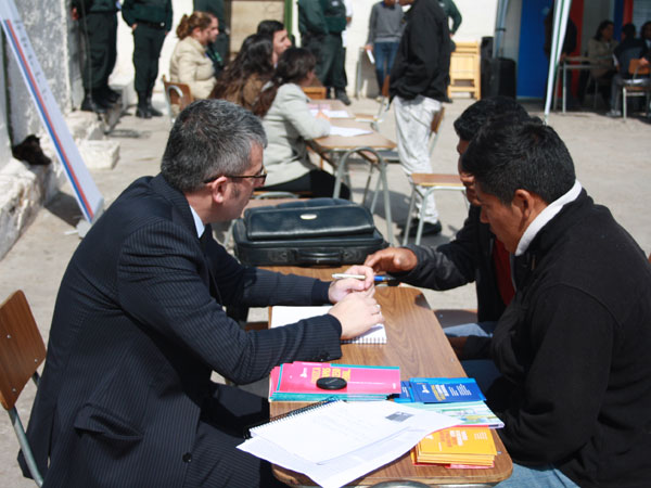 Ra&uacute;l Palma (a la izquierda en la foto) y Yasna Gonz&aacute;lez atendieron a unos 30 internos del penal de Copiap&oacute;.