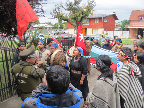 Mientras se desarrollaba la audiencia, un numeroso grupo de mapuches esper&oacute; fuera del tribunal.