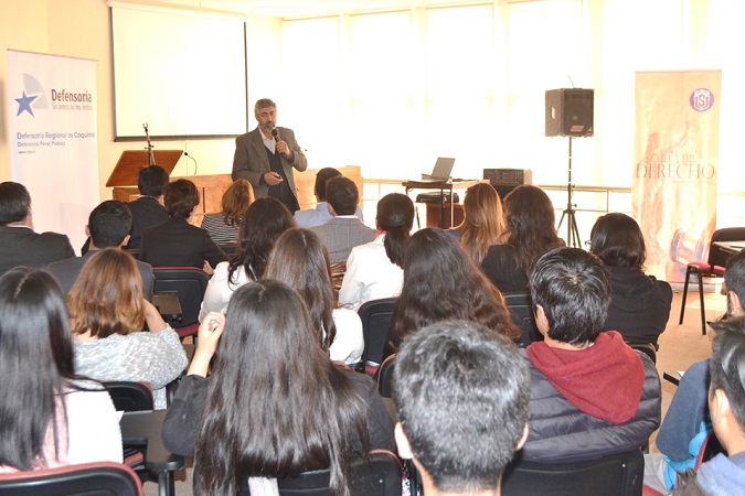 Desde la historia de la psiquiatr&iacute;a forense hasta las patolog&iacute;as y tipos de tratamiento de personas con problemas de salud mental abord&oacute; el seminario.