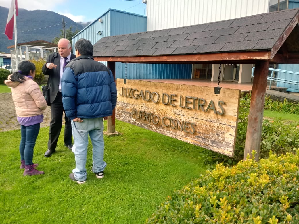 Rosario Saldivia y su esposo junto al Defensor Regional de Ays&eacute;n, Jorge Moraga.
