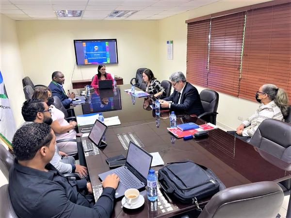 Guillermo Brice&ntilde;o y Marcela Werlinger (a la derecha, arriba) durante una de las reuniones t&eacute;cnicas en Santo Domingo, capital de Rep&uacute;blica Dominicana.