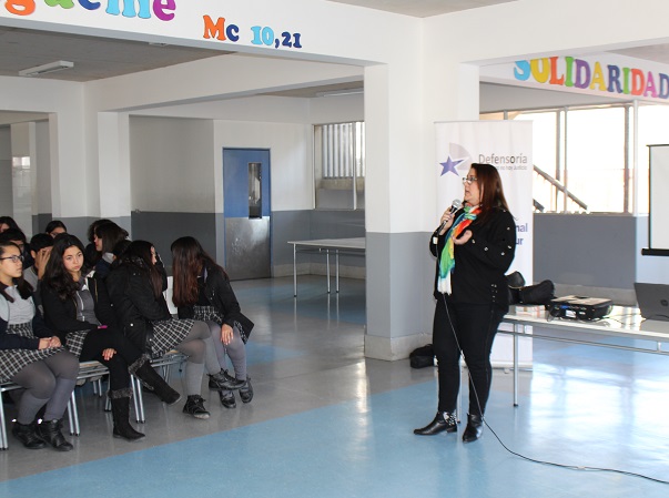 La defensora penal juvenil Macarena Hern&aacute;ndez explic&oacute; a alumnos de liceo floridano sobre sus derechos como adolescentes. 