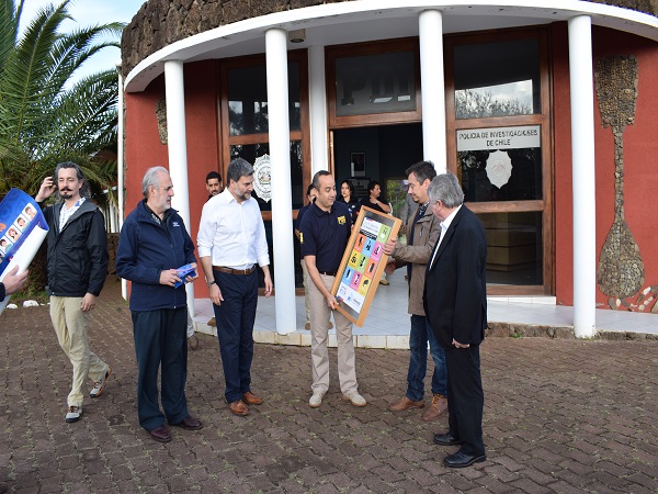 La entrega del dec&aacute;logo fue observada por el presidente de la Corte Suprema (a la derecha) y el Fiscal Nacional (a la izquierda).