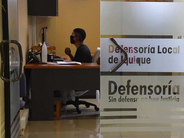 Un usuario en el m&oacute;dulo de videoconferencia que se usa actualmente en la Defensor&iacute;a de Tarapac&aacute;.