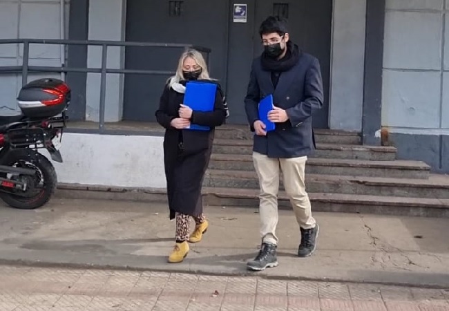 La defensora penitencia Nadia C&aacute;novas y el trabajador social Luis Inostroza a la salida del centro penitenciario de Chill&aacute;n.