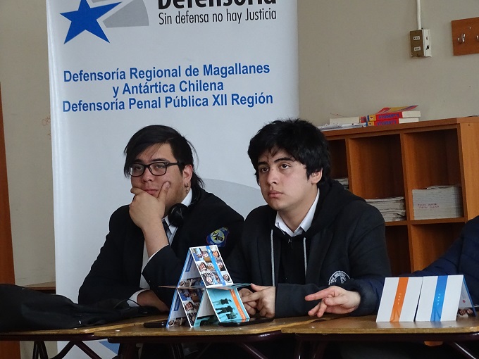 Los alumnos recibieron material informativo de la defensa penal juvenil y el "Proyecto Inocentes".