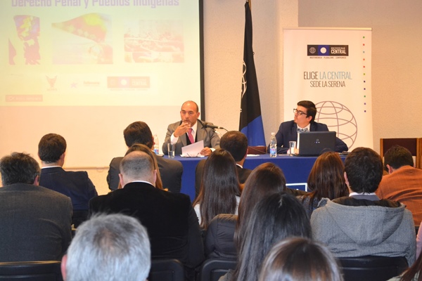 Autoridades, defensores penales p&uacute;blicos, abogados y estudiantes asistieron a las jornadas del seminario sobre derecho penal y pueblos originarios.