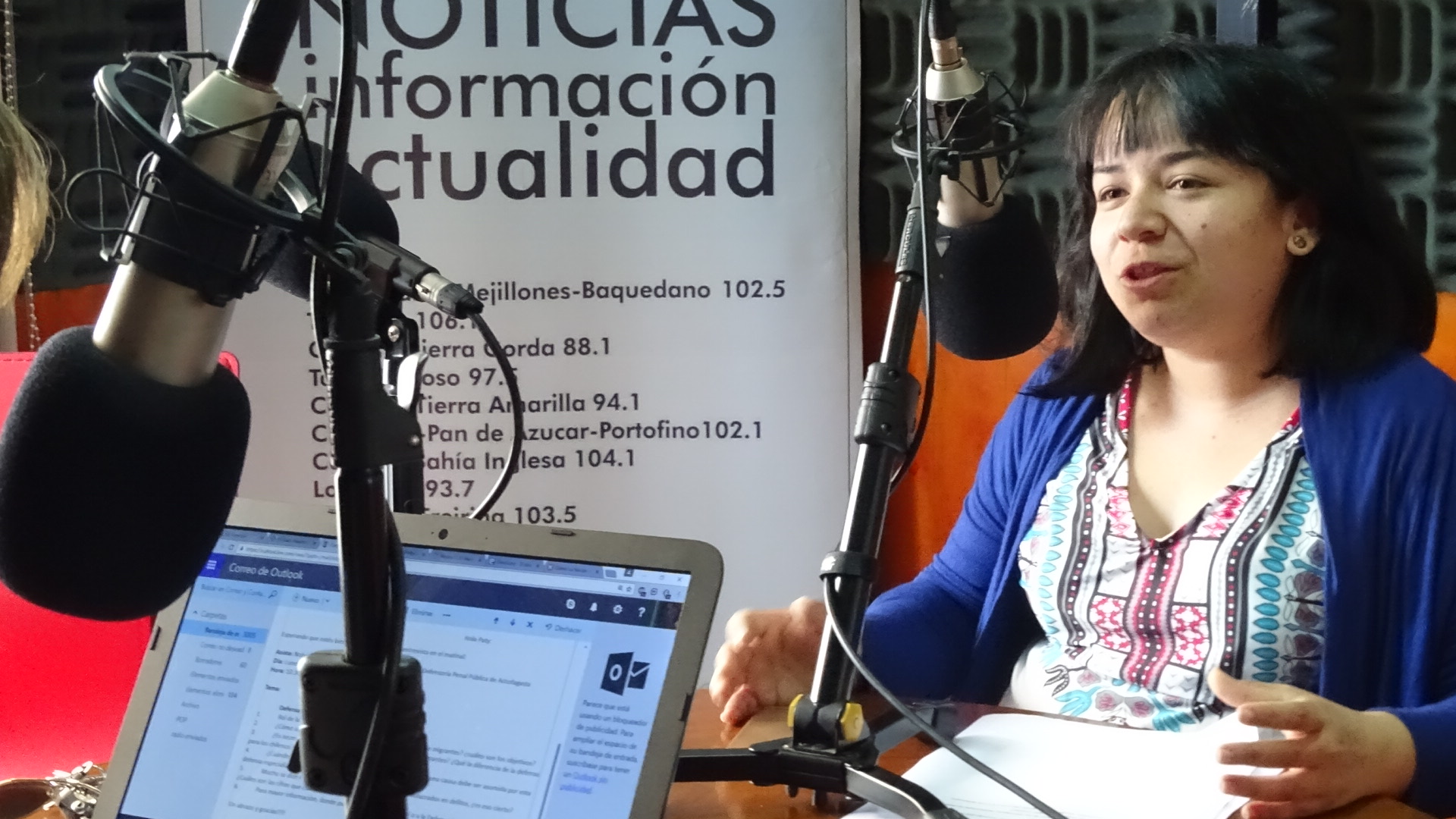 La defensora p&uacute;blica de migrantes Nolvia Collao durante la entrevista en radio Madero FM.