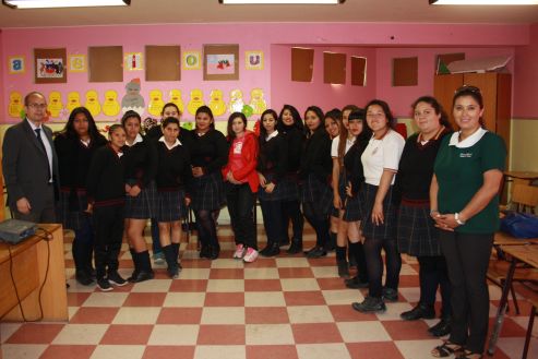 El jefe de Estudios, Renato Gonz&aacute;lez, y la profesora Orieta Marin junto a las alumnas del Liceo "El Palomar" de Copiap&oacute;.