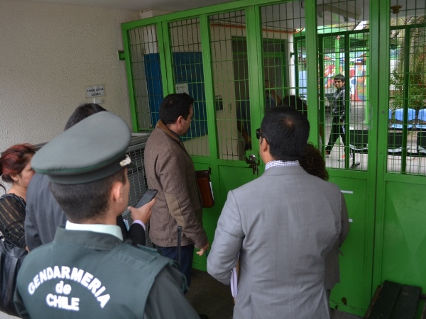 Los integrantes del Tribunal de Garant&iacute;a de Iquique al ingresar a la Unidad de Siquiatr&iacute;a del hospital de la ciudad.