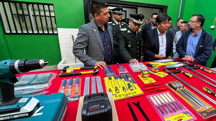 Diversas autoridades y directivos regionales participaron en la inauguraci&oacute;n del pabell&oacute;n laboral en el CDP de Calama.