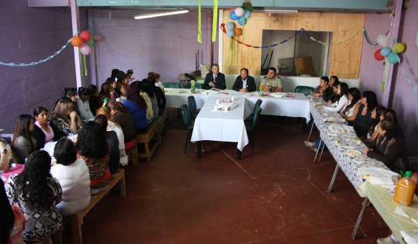 El Defensor Regional, Ra&uacute;l Palma Olivares, compartiendo el desayuno con las internas del CCP de Copiap&oacute;. 