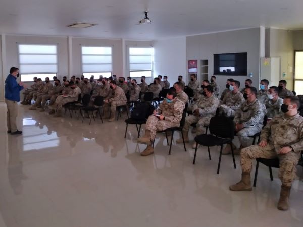 La exposici&oacute;n del Defensor Regional de Tarapac&aacute; ante los militares asentados en Colchane.