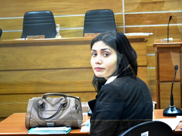 La defensora penal p&uacute;blica Carolina Arancibia, en los minutos previos al juicio.