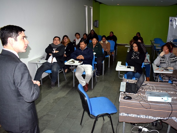 El defensor penal p&uacute;blico Joaqu&iacute;n Muller expuso  ante integrantes de organizaciones de pueblos ind&iacute;genas.