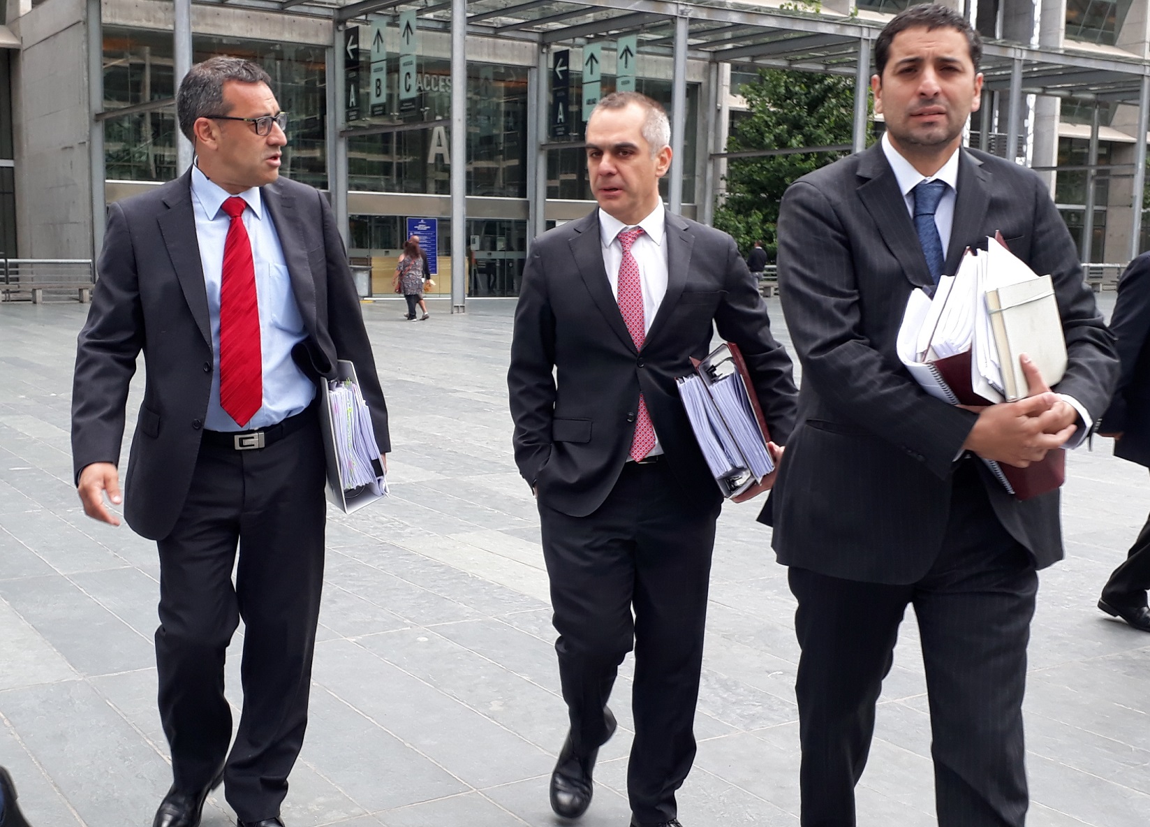 El Defensor Regional Carlos Mora, el fiscal Felipe Sep&uacute;lveda y el jefe de Estudios de la DRMN, Octavio Suf&aacute;n, tras la decisi&oacute;n de no perseverar.