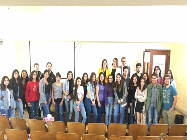 En la sala de clases, el grupo de estudiantes, los expositores y la profesora Fabiola Gir&atilde;o.