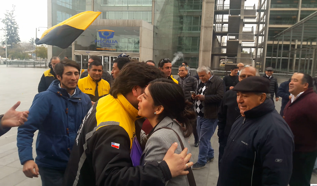 La defensora p&uacute;blica Mar&iacute;a Paz Baham&oacute;ndez, especializada en primeras audiencias, ovacionada por taxistas tras lograr la libertad de sus colegas.