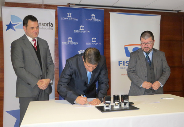 El Presidente de la Corte de Apelaciones de Rancagua, Marcelo V&aacute;squez, firma el convenio interinstitucional