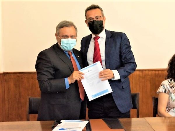 El decano de la Facultad de Derecho de la Universidad de Chile y el Defensor Nacional al suscribir el convenio.