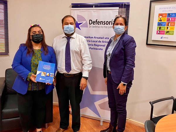 Carolina Videla junto a Rodrigo Torres y Joanna Cerda, tras recibir el documento institucional.