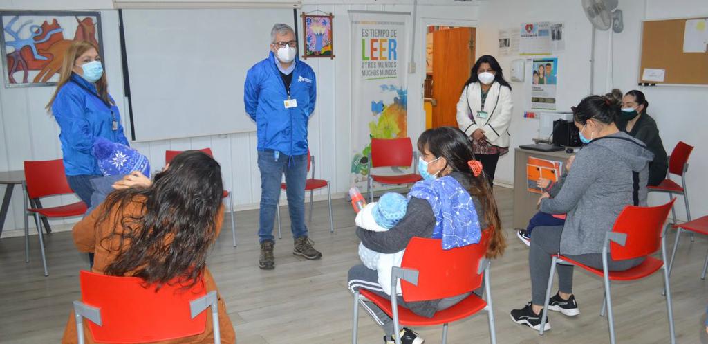 Los directivos de la Defensor&iacute;a de Atacama durante la amena charla con las mujeres privadas de libertad con hijos lactantes.