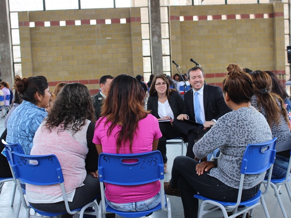 El Defensor Regional, Claudio G&aacute;lvez, junto a las internas del recinto penitenciario de Arica, durante la cuenta participativa.