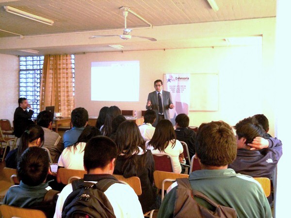 Estudiantes muy atentos a la exposici&oacute;n del abogado Sergio Vilca.