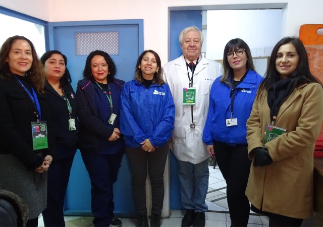 Las directivas Daniela B&aacute;ez y Sandra Haro, junto al equipo penitenciario de la DRMN y al doctor Jorge Godoy, quien atendi&oacute; a los internos.