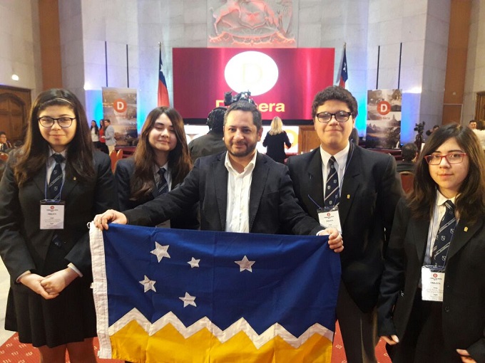 El defensor C&eacute;sar Chand&iacute;a y el equipo de "Los patitos diablos" tras obtener un honroso segundo lugar en torneo del Congreso Nacional 