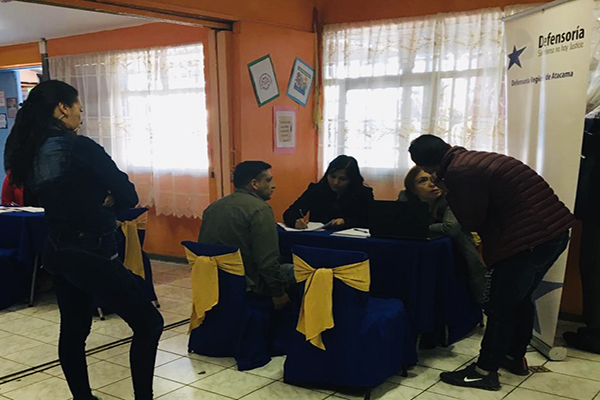 La jefa de Estudios, Violeta Villalobos, y la defensora penitenciaria Viviana Luco atendieron consultas de internos condenados en Copiap&oacute;.