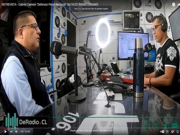 Cristian N&uacute;&ntilde;ez entrevistando al Defensor Regional de Tarapac&aacute;, Gabriel Carri&oacute;n.