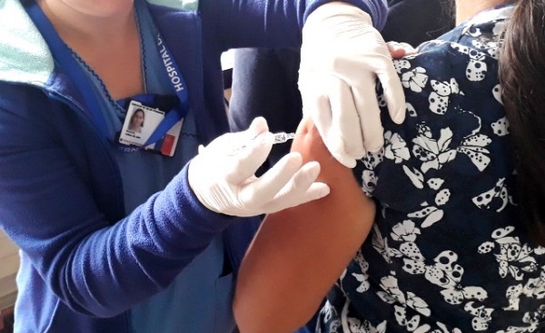 El Servicio de Salud del Reloncav&iacute; vacun&oacute; a los funcionarios de la Defensor&iacute;a en Los Lagos.
